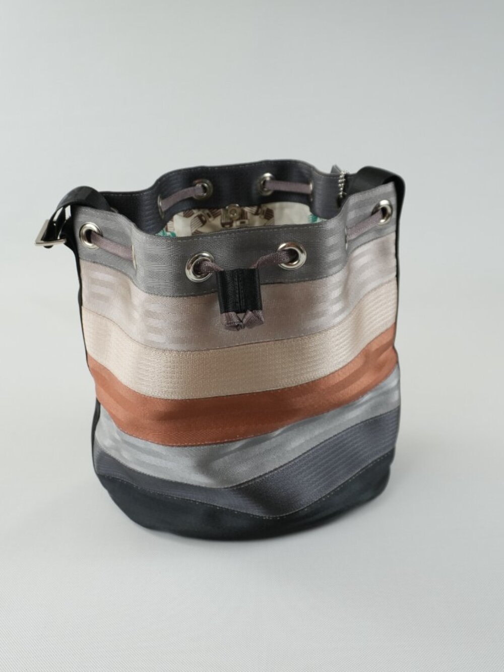 HARVEYS Large Metallic Striped Seatbelt Drawstring Bucket Bag Made in USA - Picture 8 of 14